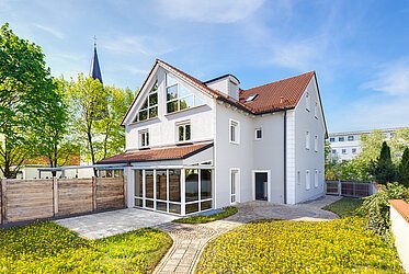 Unterschleißheim: Großzügige Doppelhaushälfte zum Einzug bereit