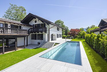 Erstbezug nach Renovierung: Modernes Landhaus mit Außenpool