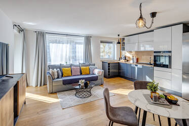 明るくモダンな内装のアパートメント(バルコニー付き)