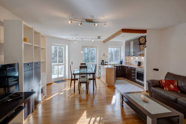 広々とした2部屋のアパートメント(2階建て駐車場付き)